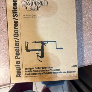 Pampered Chef Apple Peeler/Corer/Slicer - Tan